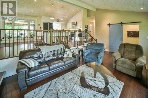 1471 Longwoods Road, Southwest Middlesex, ON - Indoor Photo Showing Living Room