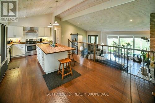 1471 Longwoods Road, Southwest Middlesex, ON - Indoor Photo Showing Kitchen With Upgraded Kitchen