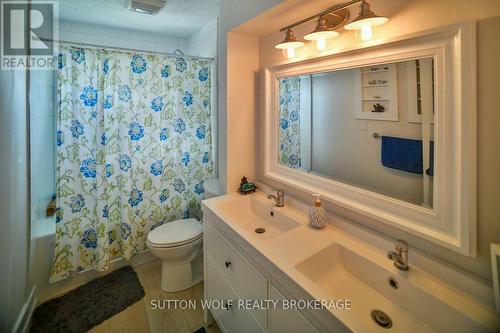 1471 Longwoods Road, Southwest Middlesex, ON - Indoor Photo Showing Bathroom