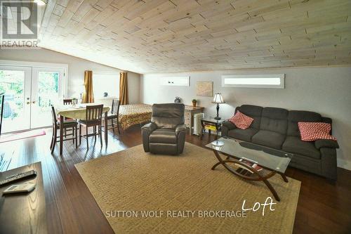 1471 Longwoods Road, Southwest Middlesex, ON - Indoor Photo Showing Living Room