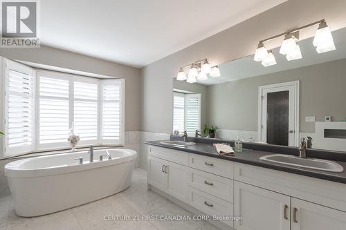 90 Carriage Hill Drive, London, ON - Indoor Photo Showing Bathroom