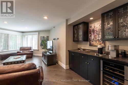 90 Carriage Hill Drive, London, ON - Indoor Photo Showing Living Room