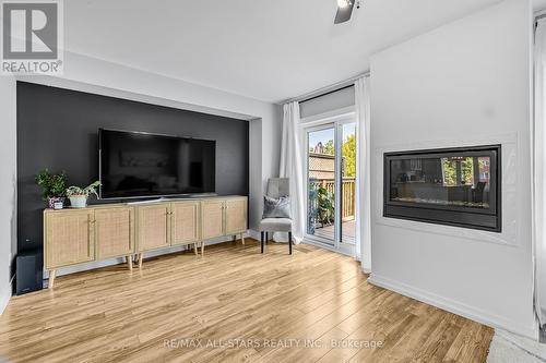 27 Hattie Court, Georgina (Historic Lakeshore Communities), ON - Indoor Photo Showing Living Room