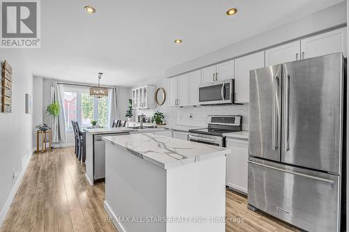 27 Hattie Court, Georgina (Historic Lakeshore Communities), ON - Indoor Photo Showing Kitchen With Upgraded Kitchen