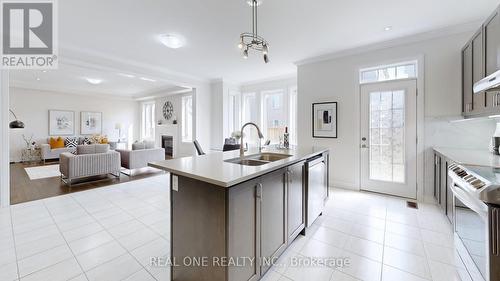 7 Murray Leona Lane, East Gwillimbury, ON - Indoor Photo Showing Kitchen With Double Sink