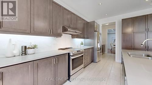 7 Murray Leona Lane, East Gwillimbury (Queensville), ON - Indoor Photo Showing Kitchen With Double Sink With Upgraded Kitchen