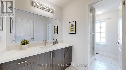 7 Murray Leona Lane, East Gwillimbury, ON - Indoor Photo Showing Bathroom