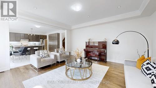 7 Murray Leona Lane, East Gwillimbury, ON - Indoor Photo Showing Living Room