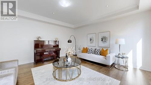 7 Murray Leona Lane, East Gwillimbury (Queensville), ON - Indoor Photo Showing Living Room