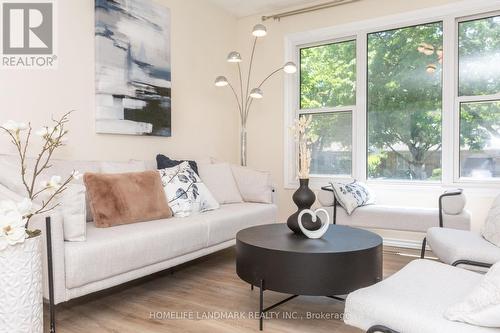 3337 Rhonda Valley, Mississauga, ON - Indoor Photo Showing Living Room