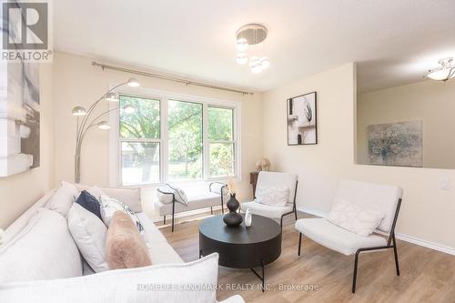 3337 Rhonda Valley, Mississauga, ON - Indoor Photo Showing Living Room