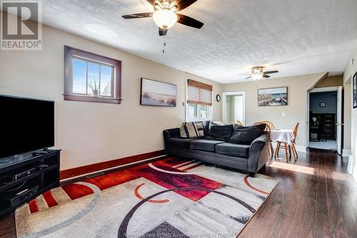 7691 Tecumseh Road, Lakeshore, ON - Indoor Photo Showing Living Room