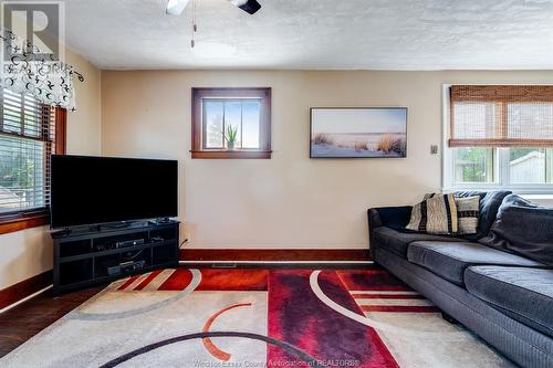 7691 Tecumseh Road, Lakeshore, ON - Indoor Photo Showing Living Room