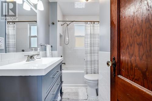 7691 Tecumseh Road, Lakeshore, ON - Indoor Photo Showing Bathroom