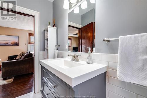 7691 Tecumseh Road, Lakeshore, ON - Indoor Photo Showing Bathroom