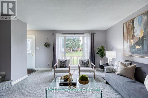 27 Roberts Crescent, Kitchener, ON - Indoor Photo Showing Living Room