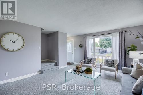 27 Roberts Crescent, Kitchener, ON - Indoor Photo Showing Living Room