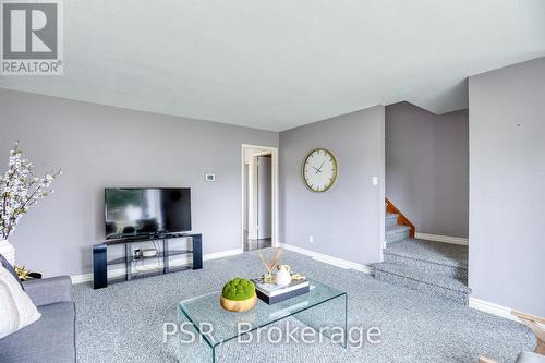 27 Roberts Crescent, Kitchener, ON - Indoor Photo Showing Living Room