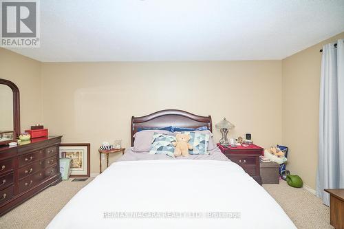 6100 Sidney Street, Niagara Falls (Stamford), ON - Indoor Photo Showing Bedroom