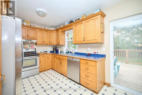 6100 Sidney Street, Niagara Falls (Stamford), ON - Indoor Photo Showing Kitchen With Double Sink