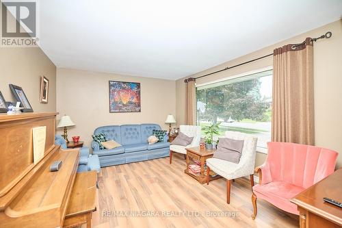 6100 Sidney Street, Niagara Falls (Stamford), ON - Indoor Photo Showing Living Room