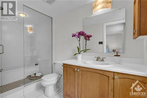 100 Tay Street, Ottawa, ON - Indoor Photo Showing Bathroom