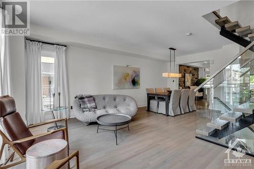 100 Tay Street, Ottawa, ON - Indoor Photo Showing Living Room