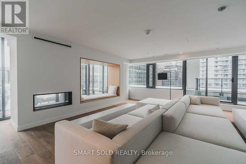 915 - 5 Soudan Avenue, Toronto (Mount Pleasant West), ON - Indoor Photo Showing Living Room With Fireplace