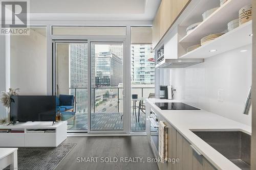 915 - 5 Soudan Avenue, Toronto, ON - Indoor Photo Showing Kitchen