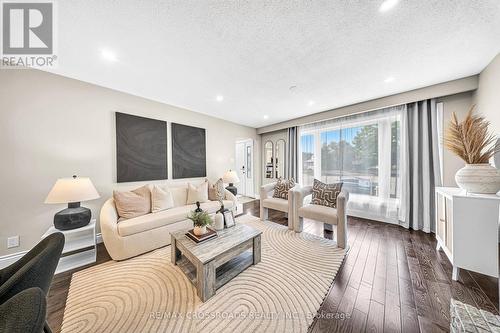 805 Helen Crescent, Pickering (Bay Ridges), ON - Indoor Photo Showing Living Room