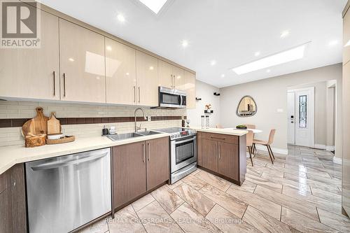 805 Helen Crescent, Pickering, ON - Indoor Photo Showing Kitchen With Double Sink With Upgraded Kitchen