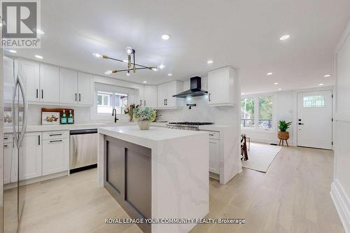 20 Mitchell Avenue, Whitchurch-Stouffville, ON - Indoor Photo Showing Kitchen With Upgraded Kitchen