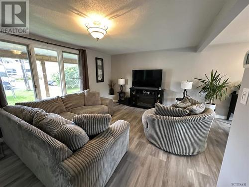 9 Federal St, Kirkland Lake, ON - Indoor Photo Showing Living Room