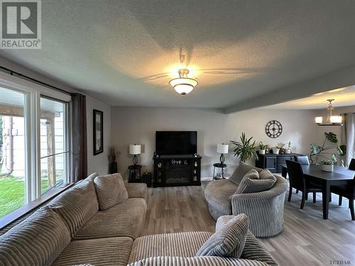 9 Federal St, Kirkland Lake, ON - Indoor Photo Showing Living Room