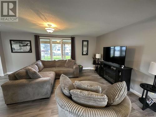 9 Federal St, Kirkland Lake, ON - Indoor Photo Showing Living Room