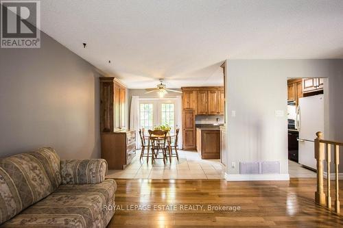 17 Pridham Crescent, Essa, ON - Indoor Photo Showing Living Room