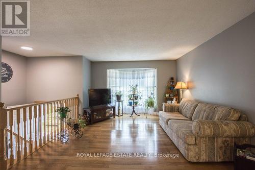 17 Pridham Crescent, Essa, ON - Indoor Photo Showing Living Room