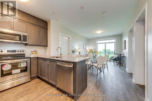 216 - 95 Dundas Street W, Oakville, ON - Indoor Photo Showing Kitchen With Upgraded Kitchen