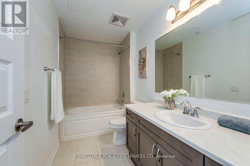 216 - 95 Dundas Street W, Oakville, ON - Indoor Photo Showing Bathroom