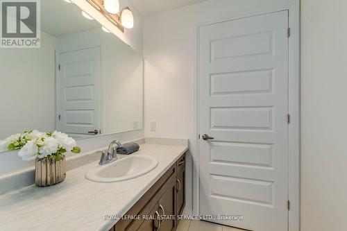 216 - 95 Dundas Street W, Oakville, ON - Indoor Photo Showing Bathroom