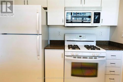 710 - 9 Spadina Avenue, Toronto, ON - Indoor Photo Showing Kitchen