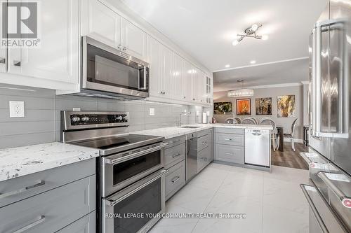 516 - 333 Clark Avenue, Vaughan (Crestwood-Springfarm-Yorkhill), ON - Indoor Photo Showing Kitchen