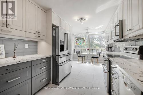 516 - 333 Clark Avenue, Vaughan, ON - Indoor Photo Showing Kitchen With Upgraded Kitchen