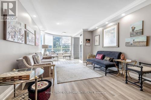 516 - 333 Clark Avenue, Vaughan, ON - Indoor Photo Showing Living Room