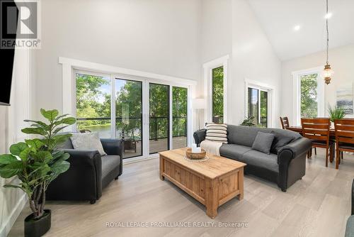 16 Tweedsmuir Crescent, Tweed, ON - Indoor Photo Showing Living Room