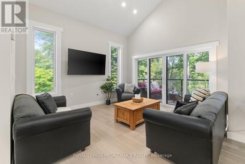 16 Tweedsmuir Crescent, Tweed, ON - Indoor Photo Showing Living Room