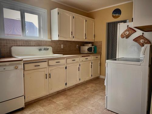 845 Wallinger Avenue, Kimberley, BC - Indoor Photo Showing Laundry Room