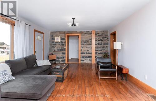 1311 Turnbull Way, Kingston, ON - Indoor Photo Showing Living Room