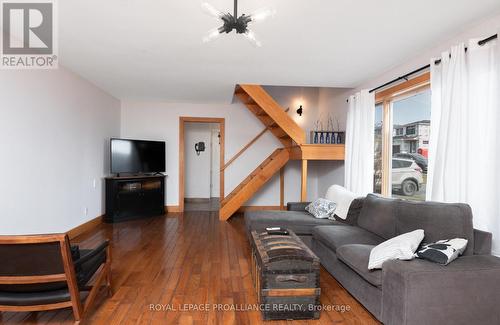 1311 Turnbull Way, Kingston, ON - Indoor Photo Showing Living Room