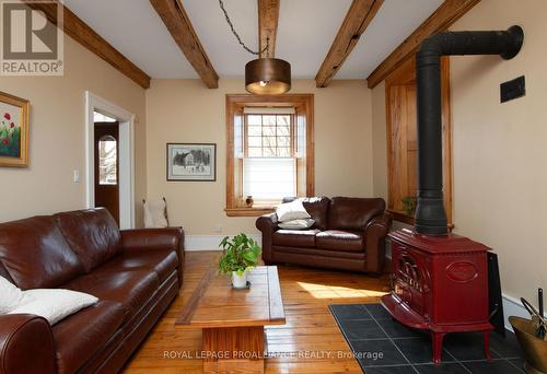 1311 Turnbull Way, Kingston, ON - Indoor Photo Showing Living Room